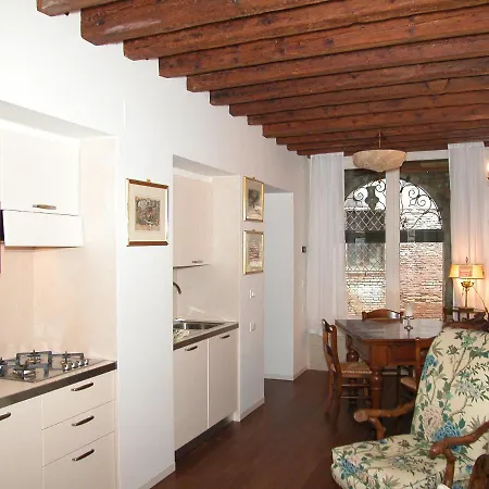 Al Pozzo Dei Scoacamini, 100 M From San Marco, Ground Floor Appartement