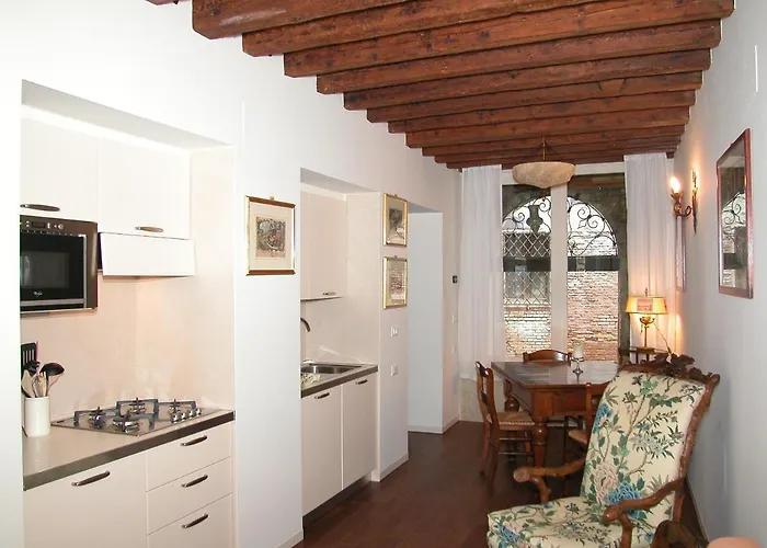 Al Pozzo Dei Scoacamini, 100 M From San Marco, Ground Floor Appartement