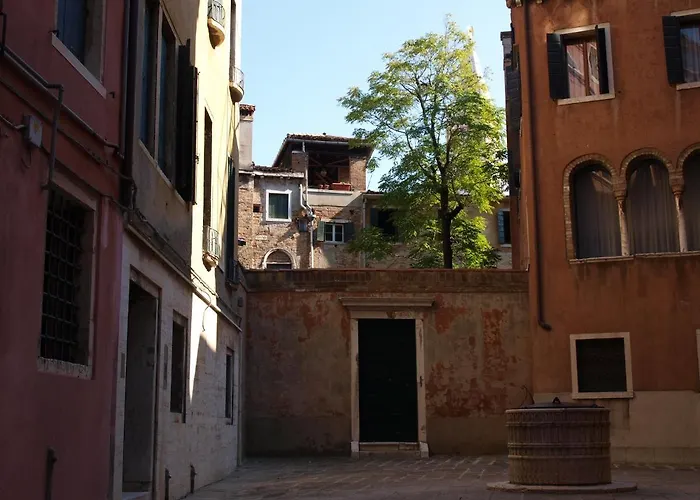 Al Pozzo Dei Scoacamini, 100 M From San Marco, Ground Floor Appartement Venise