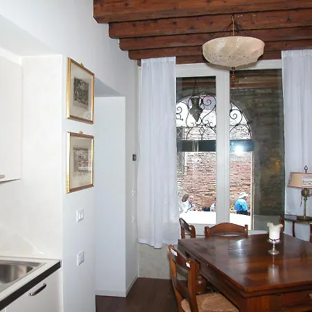 아파트 Al Pozzo Dei Scoacamini, 100 M From San Marco, Ground Floor 베니스
