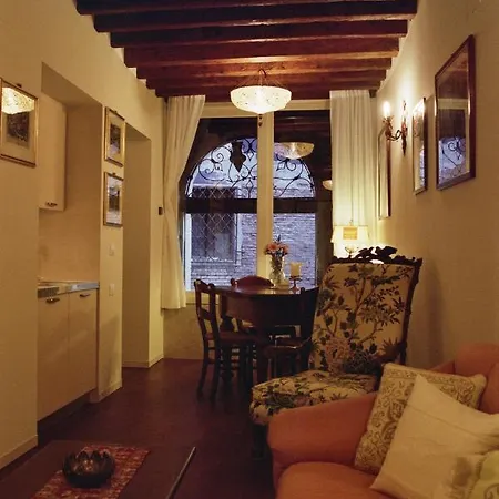 아파트 Al Pozzo Dei Scoacamini, 100 M From San Marco, Ground Floor 베니스